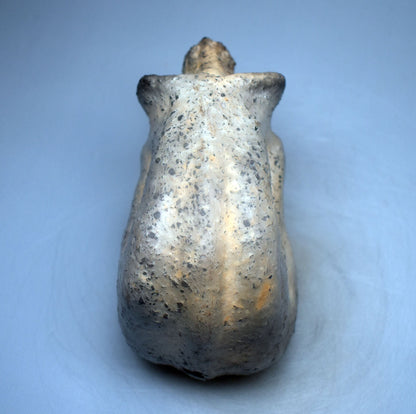 Handgefertigte prähistorisch inspirierte Skulptur - Spirituelle Dekoration aus Ton im Rauchbrand vollendet - individuelles Wohnambiente