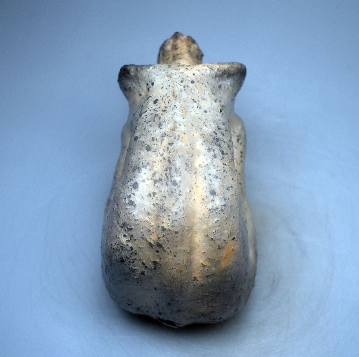 Handgefertigte prähistorisch inspirierte Skulptur - Spirituelle Dekoration aus Ton im Rauchbrand vollendet - individuelles Wohnambiente