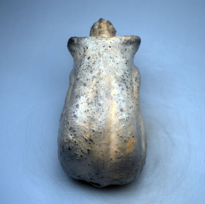 Handgefertigte prähistorisch inspirierte Skulptur - Spirituelle Dekoration aus Ton im Rauchbrand vollendet - individuelles Wohnambiente