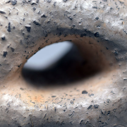 Handgefertigte prähistorisch inspirierte Skulptur - Spirituelle Dekoration aus Ton im Rauchbrand vollendet - individuelles Wohnambiente