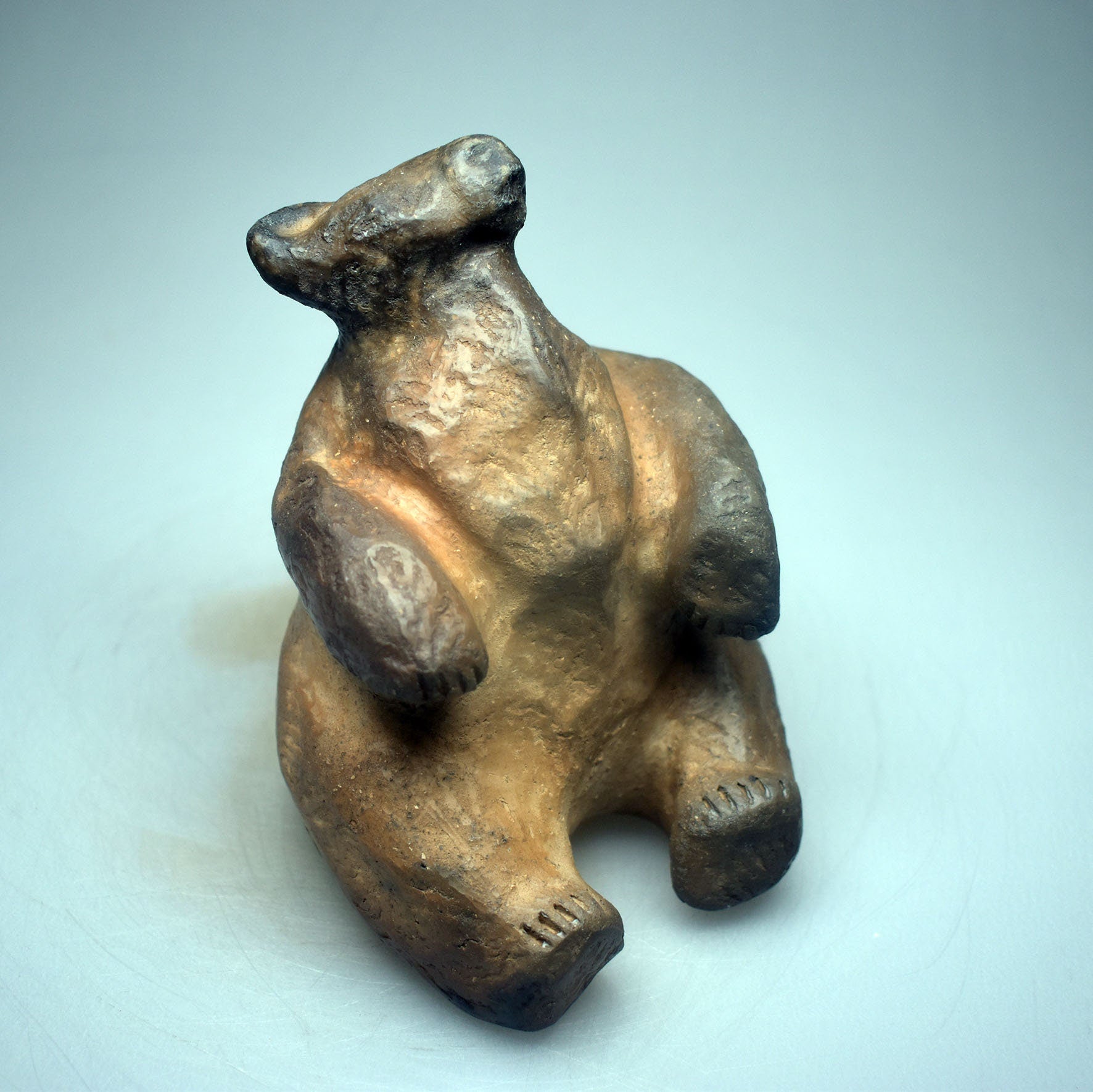 Spirituelle Dekoration aus Ton und im Rauchbrand vollendet - Altar Höhlenkunst - Krafttier Bär Skulptur - Schamanismus