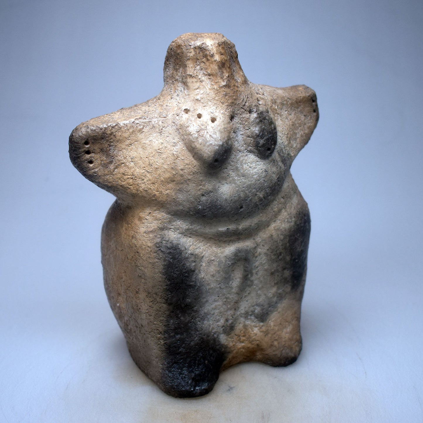 Handgefertigte prähistorische Venus Skulptur - Spirituelle Dekoration aus Ton im Rauchbrand vollendet - individuelles Wohnambiente