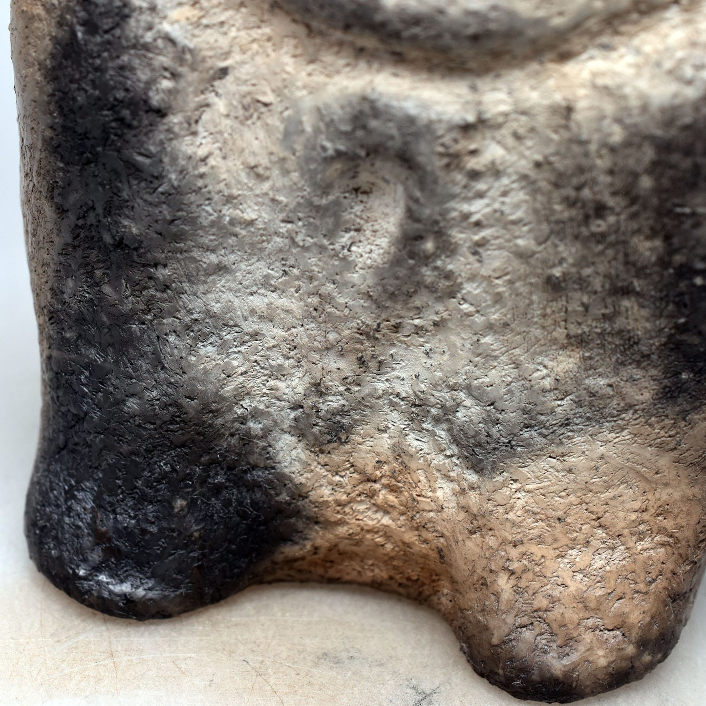 Handgefertigte prähistorische Venus Skulptur - Spirituelle Dekoration aus Ton im Rauchbrand vollendet - individuelles Wohnambiente