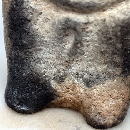 Handgefertigte prähistorische Venus Skulptur - Spirituelle Dekoration aus Ton im Rauchbrand vollendet - individuelles Wohnambiente