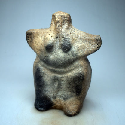 Handgefertigte prähistorische Venus Skulptur - Spirituelle Dekoration aus Ton im Rauchbrand vollendet - individuelles Wohnambiente