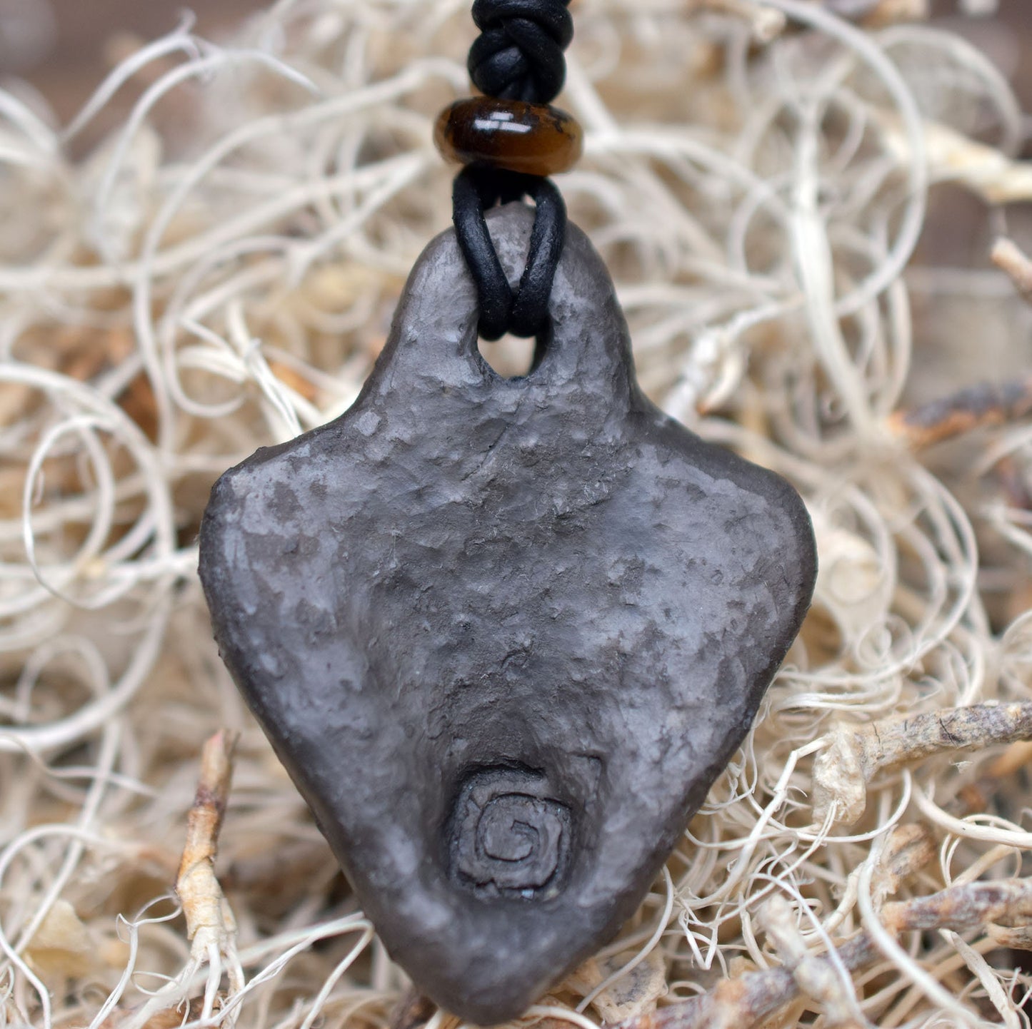 Einzigartiges handgefertigtes Amulett aus Rauchbrand-Ton – Spiritueller Glücksbringer und Fruchtbarkeitsgöttin Anhänger
