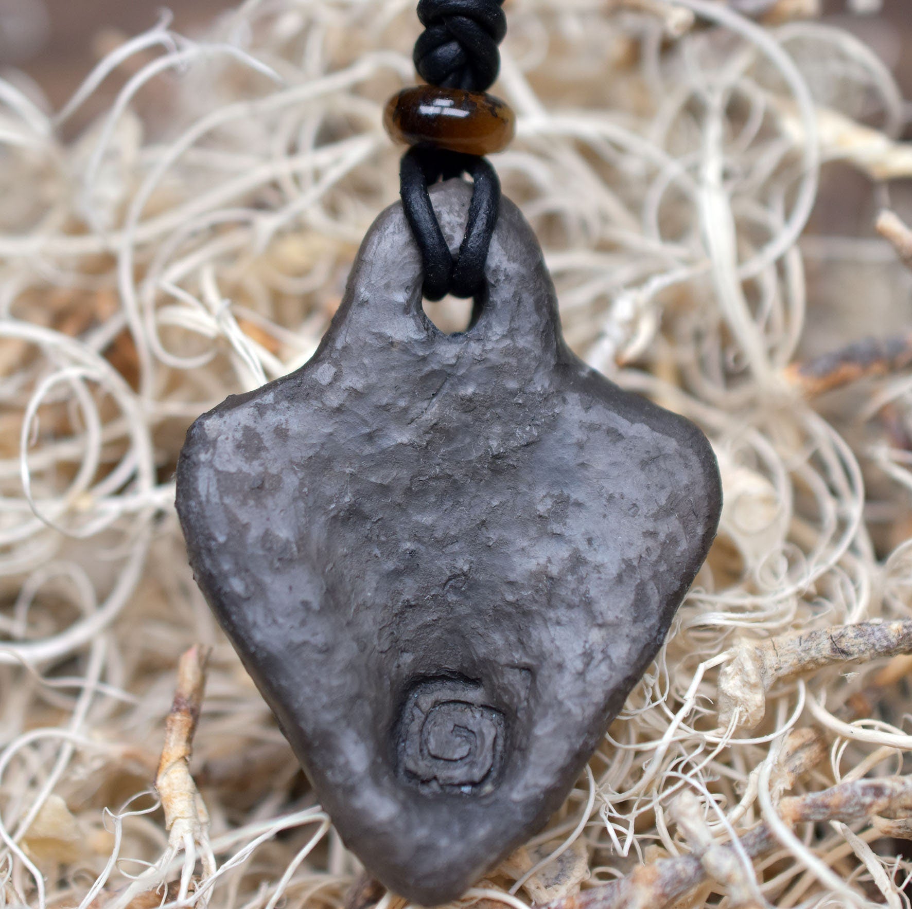 Einzigartiges handgefertigtes Amulett aus Rauchbrand-Ton – Spiritueller Glücksbringer und Fruchtbarkeitsgöttin Anhänger