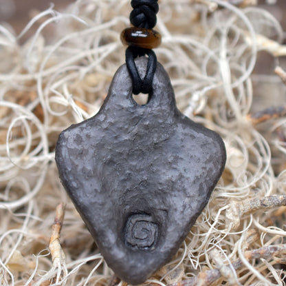 Einzigartiges handgefertigtes Amulett aus Rauchbrand-Ton – Spiritueller Glücksbringer und Fruchtbarkeitsgöttin Anhänger
