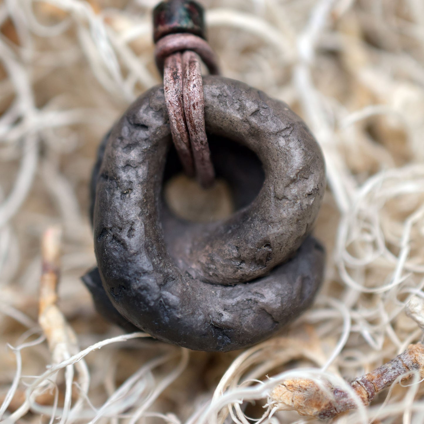 Spiritueller Schmuck mit Krafttier Schlange - Einzigartiger Amulett Talisman aus traditionell gebranntem Ton - mit Leder- oder Baumwollband