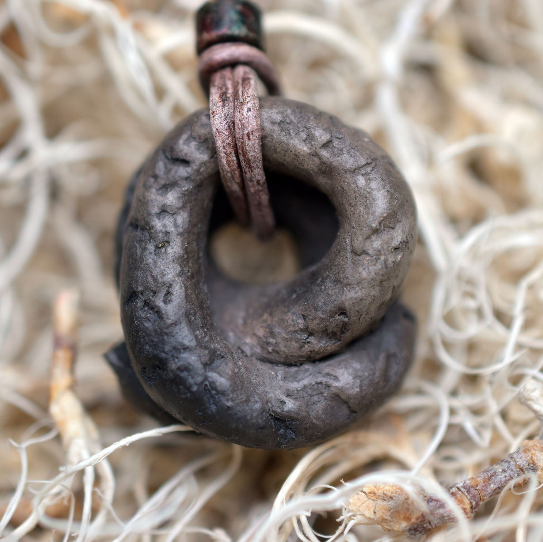 Spiritueller Schmuck mit Krafttier Schlange - Einzigartiger Amulett Talisman aus traditionell gebranntem Ton - mit Leder- oder Baumwollband
