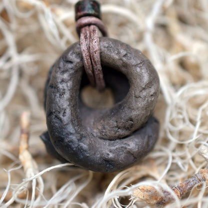 Spiritueller Schmuck mit Krafttier Schlange - Einzigartiger Amulett Talisman aus traditionell gebranntem Ton - mit Leder- oder Baumwollband