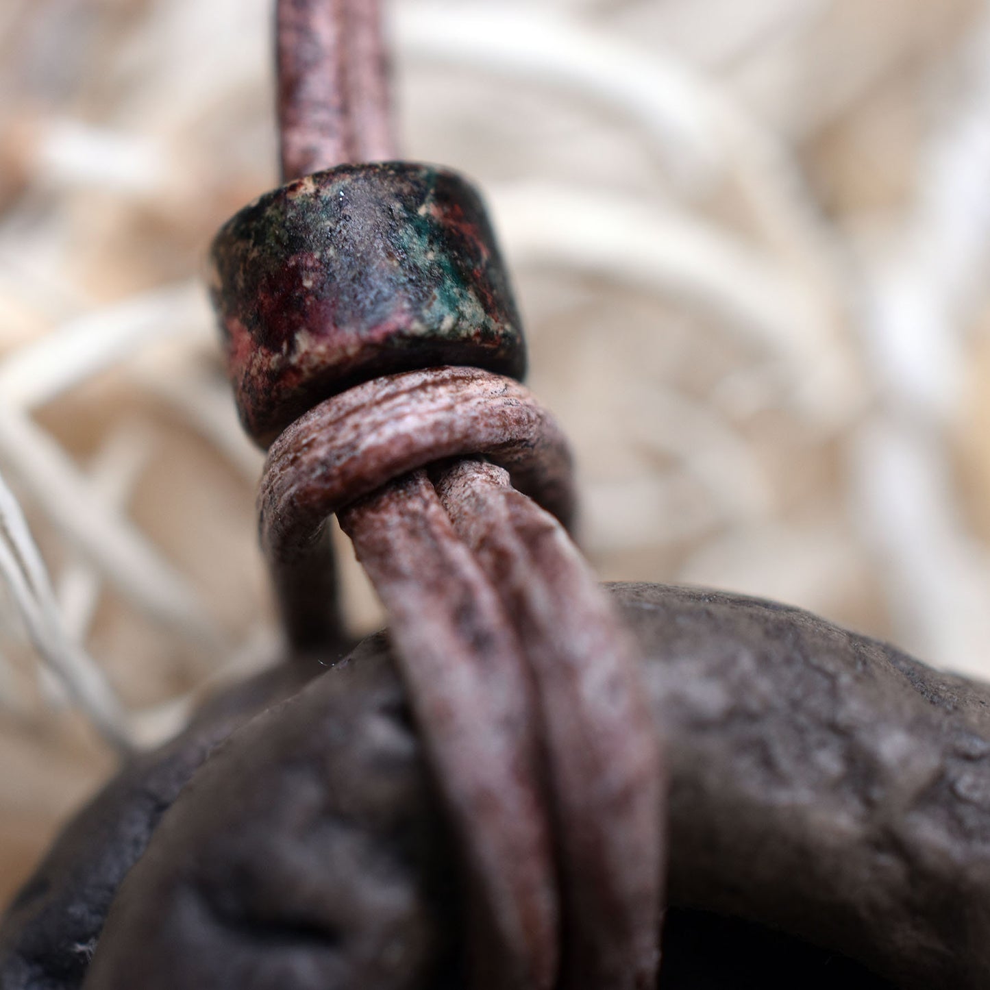 Spiritueller Schmuck mit Krafttier Schlange - Einzigartiger Amulett Talisman aus traditionell gebranntem Ton - mit Leder- oder Baumwollband