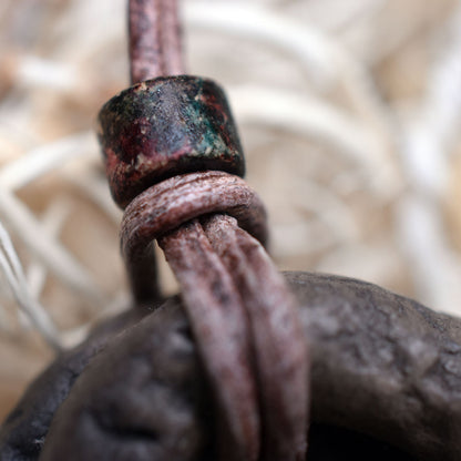 Spiritueller Schmuck mit Krafttier Schlange - Einzigartiger Amulett Talisman aus traditionell gebranntem Ton - mit Leder- oder Baumwollband