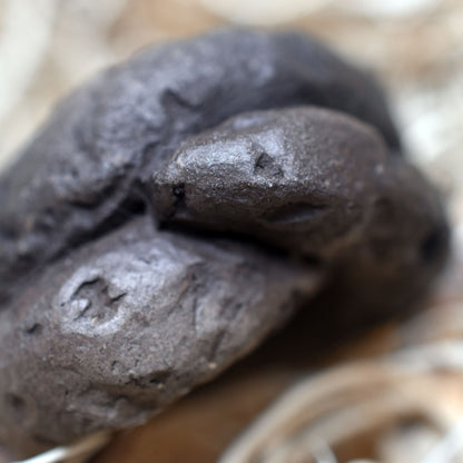 Spiritueller Schmuck mit Krafttier Schlange - Einzigartiger Amulett Talisman aus traditionell gebranntem Ton - mit Leder- oder Baumwollband