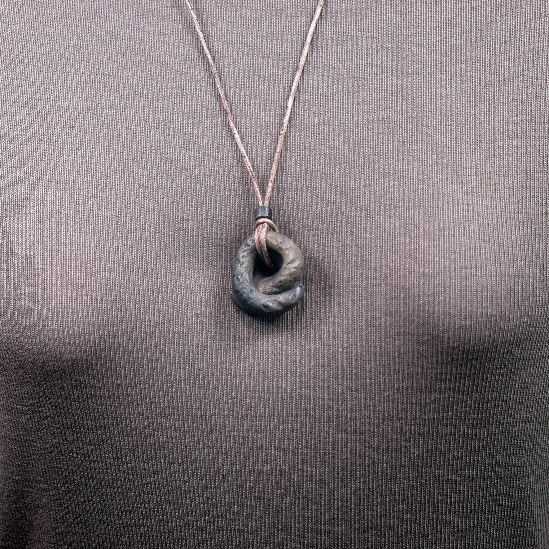 Spiritueller Schmuck mit Krafttier Schlange - Einzigartiger Amulett Talisman aus traditionell gebranntem Ton - mit Leder- oder Baumwollband