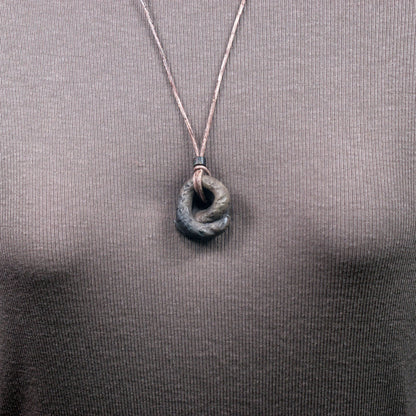 Spiritueller Schmuck mit Krafttier Schlange - Einzigartiger Amulett Talisman aus traditionell gebranntem Ton - mit Leder- oder Baumwollband