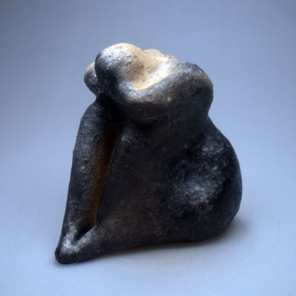 Handgefertigte prähistorisch inspirierte Skulptur - Spirituelle Dekoration aus Ton im Rauchbrand vollendet - individuelles Wohnambiente