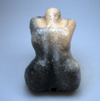 Handgefertigte prähistorisch inspirierte Skulptur - Spirituelle Dekoration aus Ton im Rauchbrand vollendet - individuelles Wohnambiente