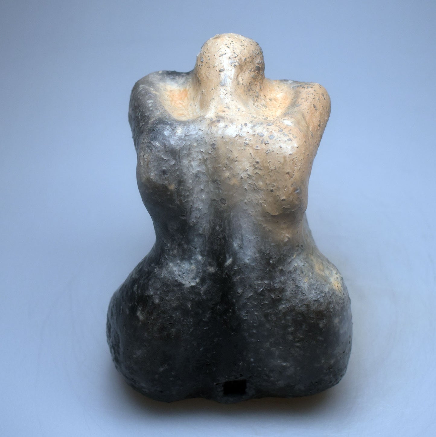 Handgefertigte prähistorisch inspirierte Skulptur - Spirituelle Dekoration aus Ton im Rauchbrand vollendet - individuelles Wohnambiente