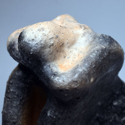 Handgefertigte prähistorisch inspirierte Skulptur - Spirituelle Dekoration aus Ton im Rauchbrand vollendet - individuelles Wohnambiente