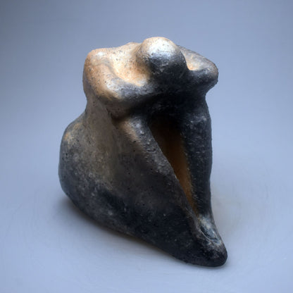Handgefertigte prähistorisch inspirierte Skulptur - Spirituelle Dekoration aus Ton im Rauchbrand vollendet - individuelles Wohnambiente