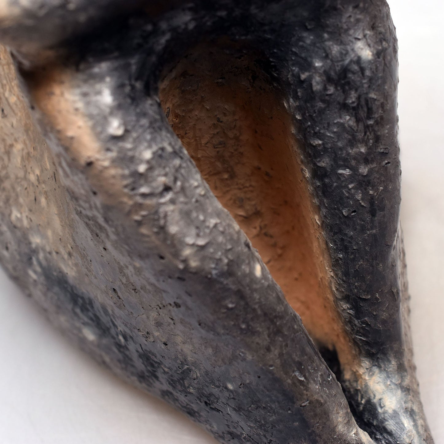 Handgefertigte prähistorisch inspirierte Skulptur - Spirituelle Dekoration aus Ton im Rauchbrand vollendet - individuelles Wohnambiente