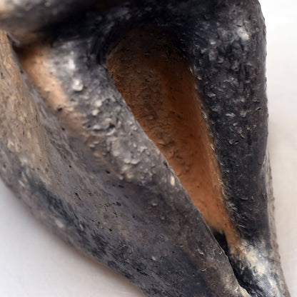 Handgefertigte prähistorisch inspirierte Skulptur - Spirituelle Dekoration aus Ton im Rauchbrand vollendet - individuelles Wohnambiente