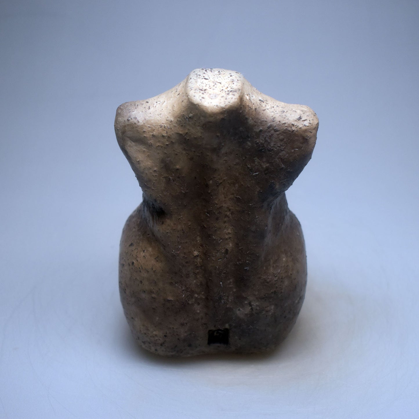 Einzigartiger Weiblicher Torso aus Ton - im Rauchbrand hergestellt - Feiere die Diversität und deine Rundungen!