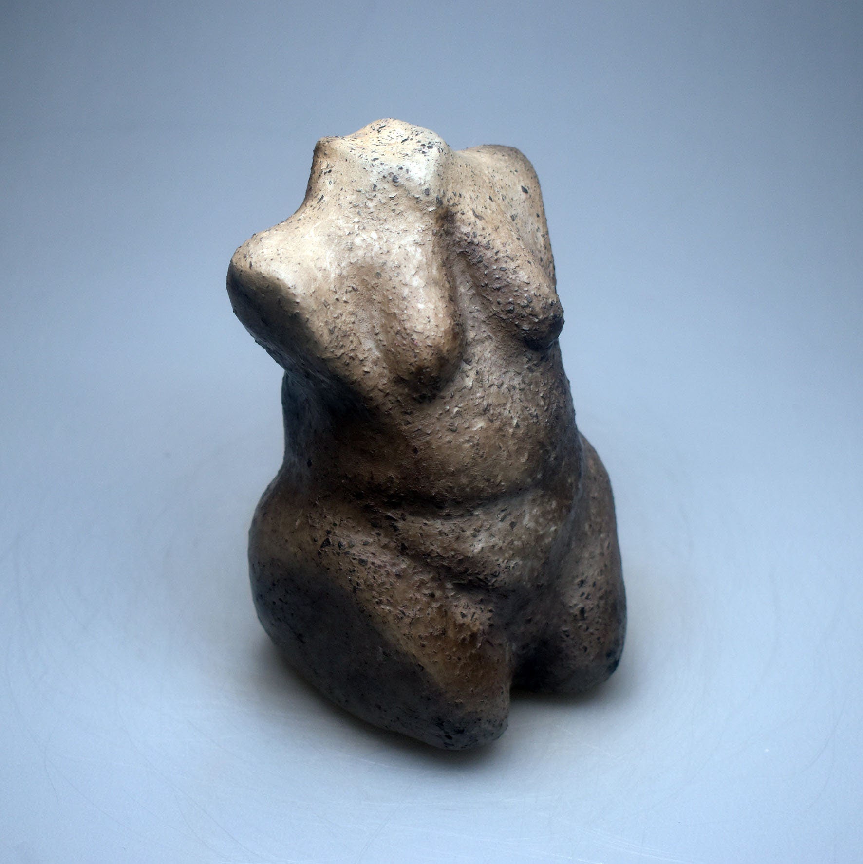 Einzigartiger Weiblicher Torso aus Ton - im Rauchbrand hergestellt - Feiere die Diversität und deine Rundungen!