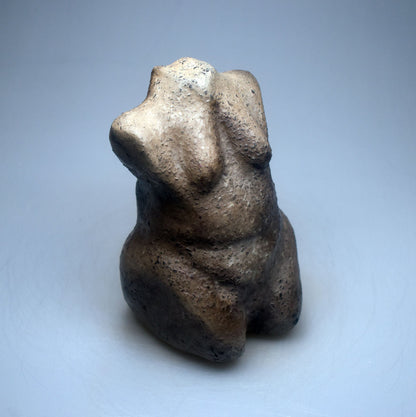 Einzigartiger Weiblicher Torso aus Ton - im Rauchbrand hergestellt - Feiere die Diversität und deine Rundungen!