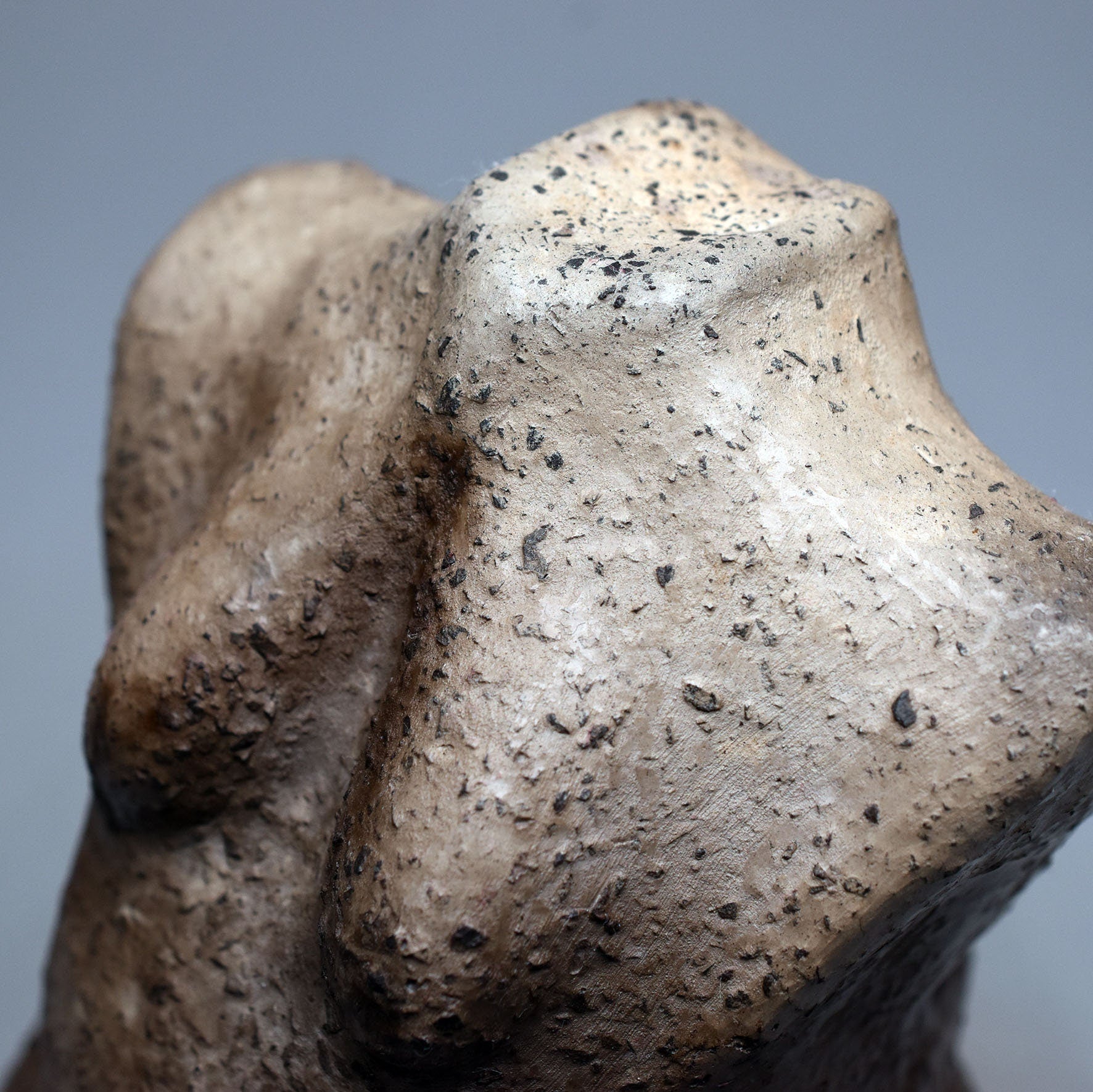 Einzigartiger Weiblicher Torso aus Ton - im Rauchbrand hergestellt - Feiere die Diversität und deine Rundungen!