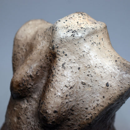 Einzigartiger Weiblicher Torso aus Ton - im Rauchbrand hergestellt - Feiere die Diversität und deine Rundungen!