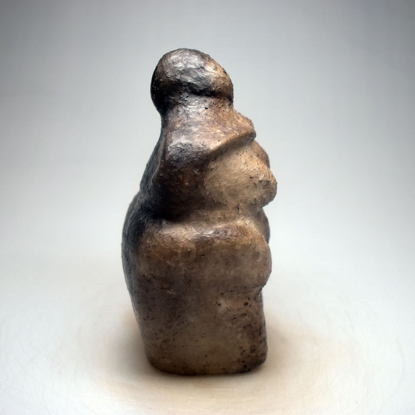 Handgefertigte Weibliche Ton-Statue - Einzigartiger Rauchbrand - Feier der Diversität und Körperpositivität