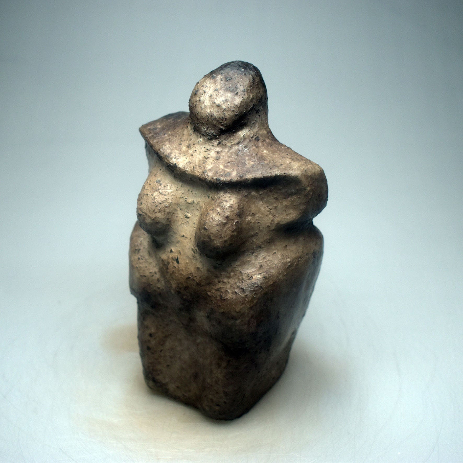 Handgefertigte Weibliche Ton-Statue - Einzigartiger Rauchbrand - Feier der Diversität und Körperpositivität