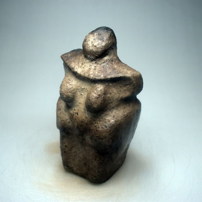 Handgefertigte Weibliche Ton-Statue - Einzigartiger Rauchbrand - Feier der Diversität und Körperpositivität