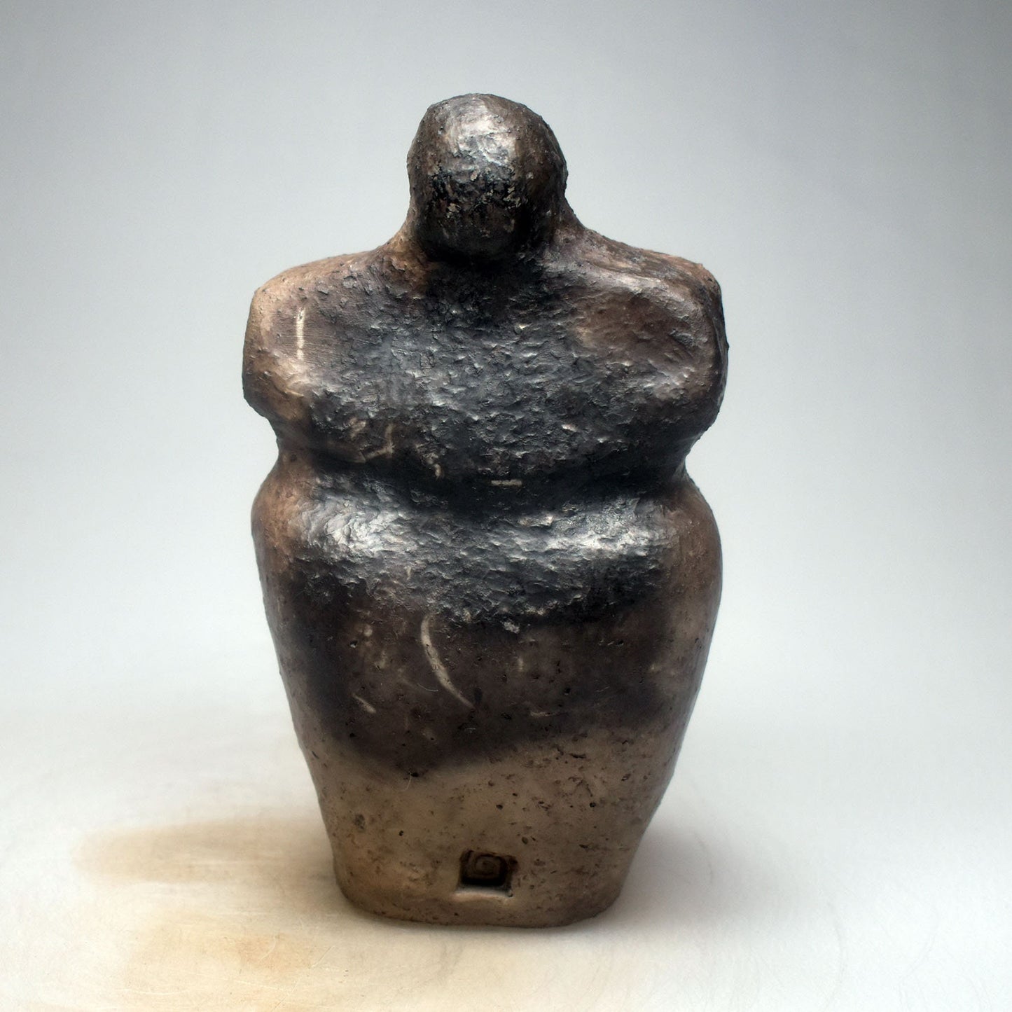 Handgefertigte Weibliche Ton-Statue - Einzigartiger Rauchbrand - Feier der Diversität und Körperpositivität