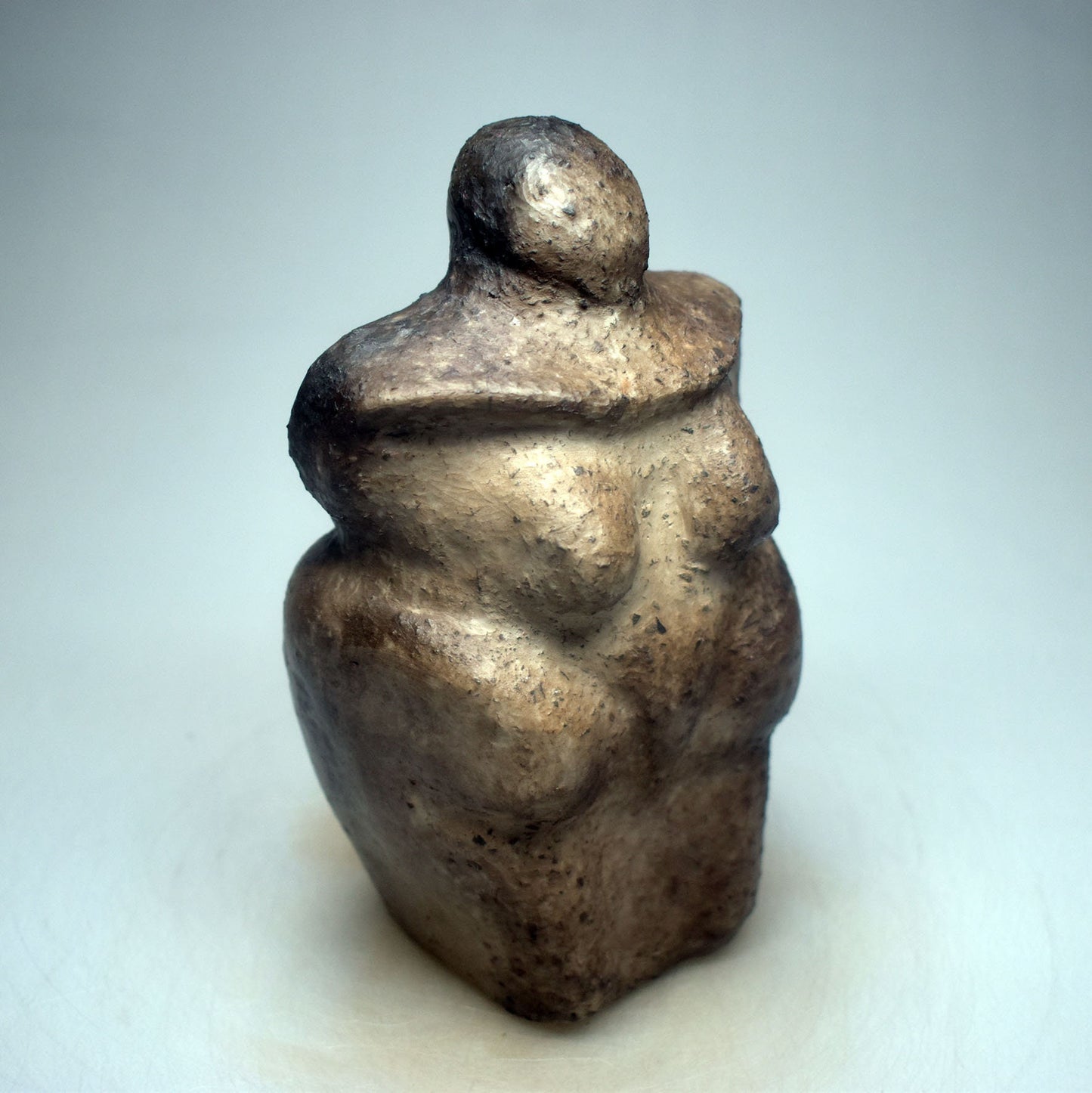 Handgefertigte Weibliche Ton-Statue - Einzigartiger Rauchbrand - Feier der Diversität und Körperpositivität