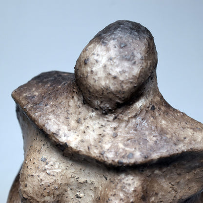 Handgefertigte Weibliche Ton-Statue - Einzigartiger Rauchbrand - Feier der Diversität und Körperpositivität