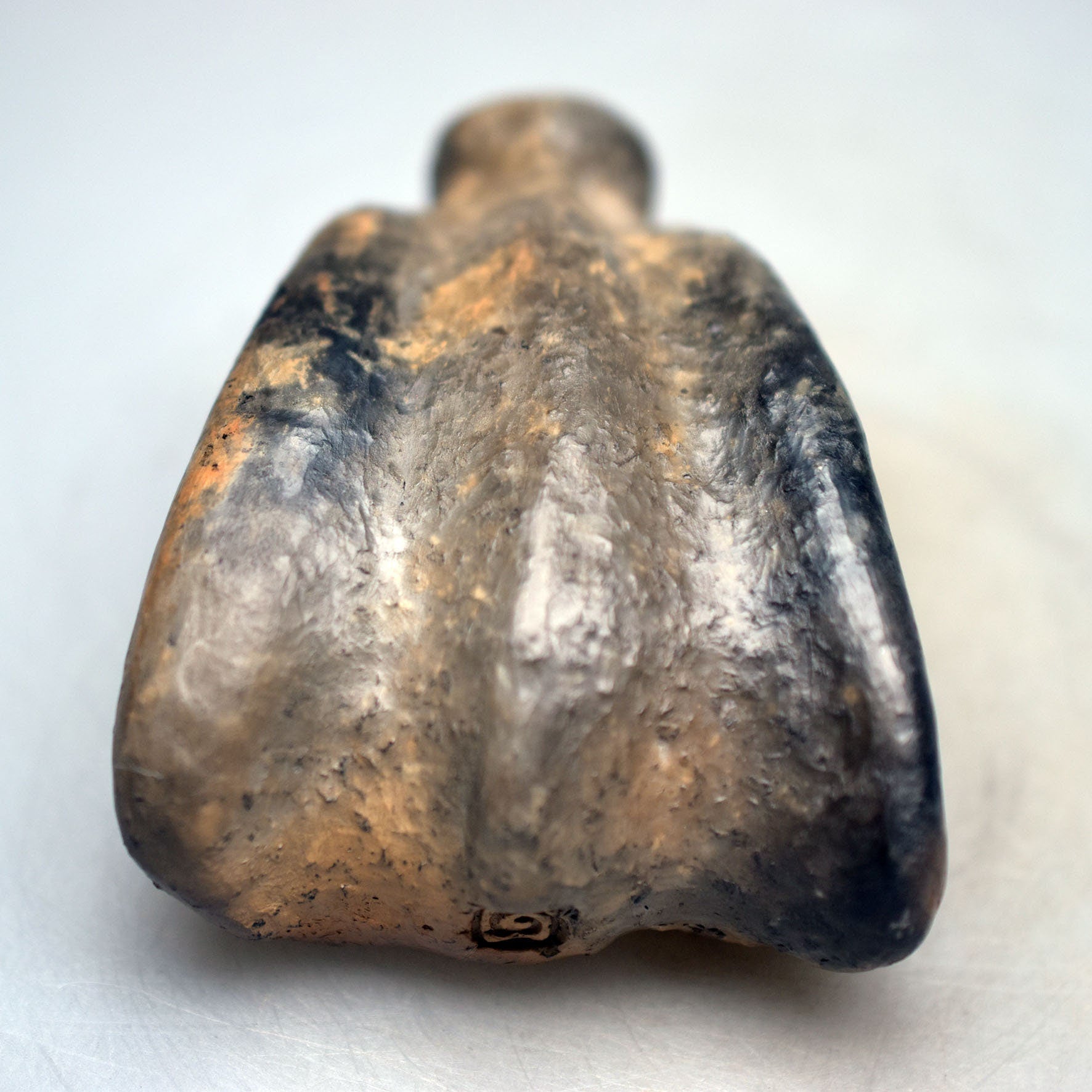 Prähistorisch inspirierte versteinerte Fliege Skulptur - handgefertigt aus Naturton und im traditionellen Rauchbrand veredelt