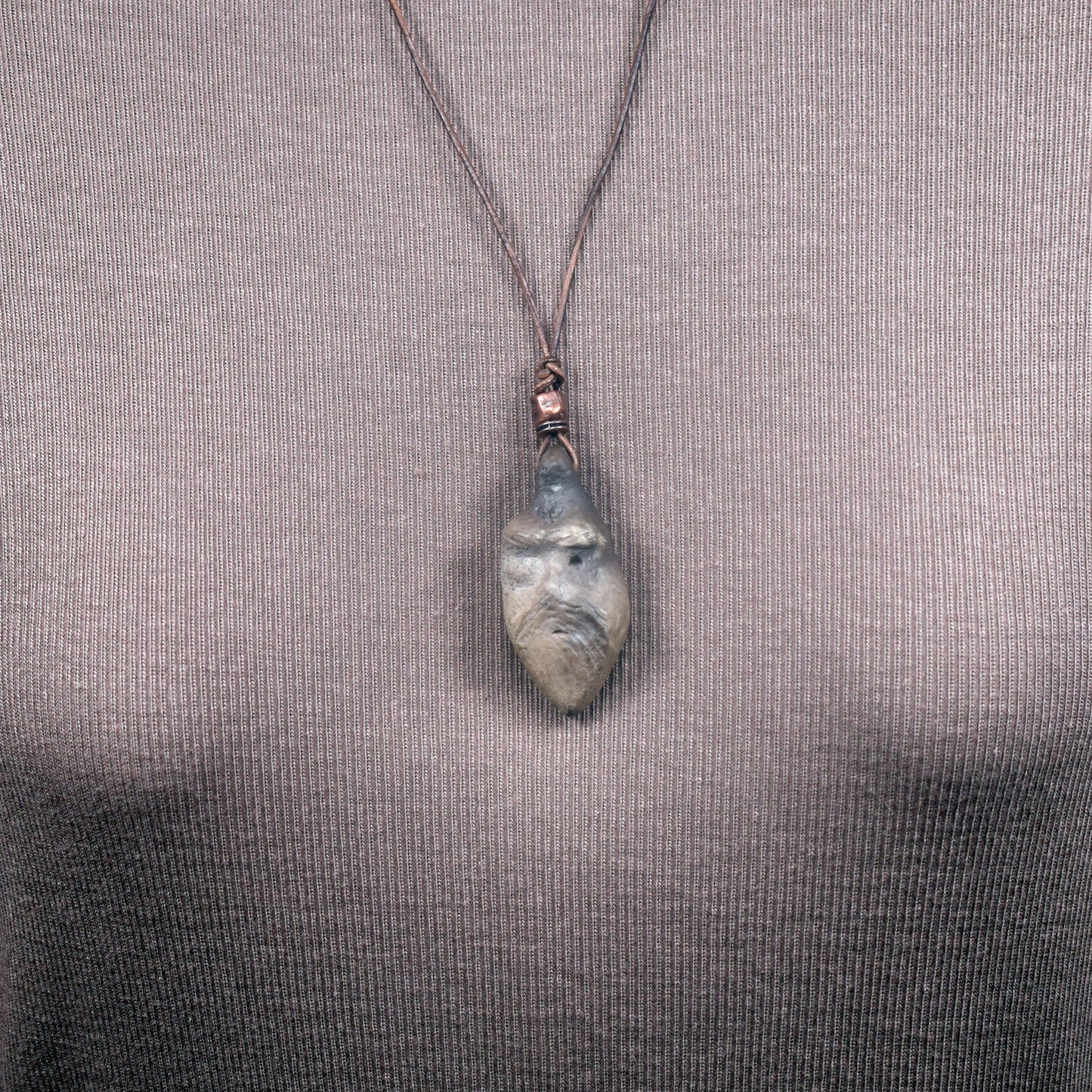 Handgefertigtes Amulett Talisman - Odin - Einzigartiger Rauchbrand-Ton, Spiritueller Nordischer Schmuck