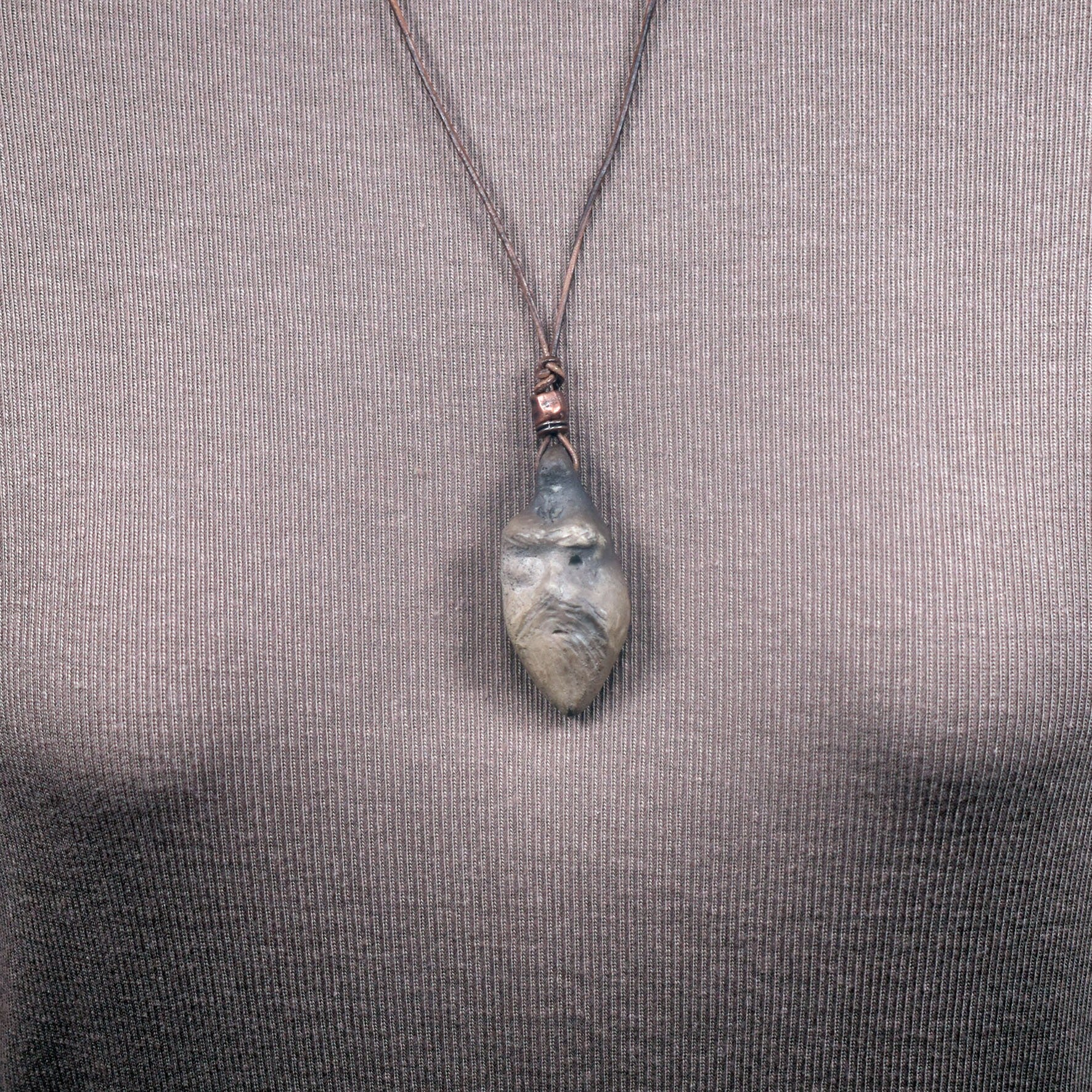 Handgefertigtes Amulett Talisman - Odin - Einzigartiger Rauchbrand-Ton, Spiritueller Nordischer Schmuck