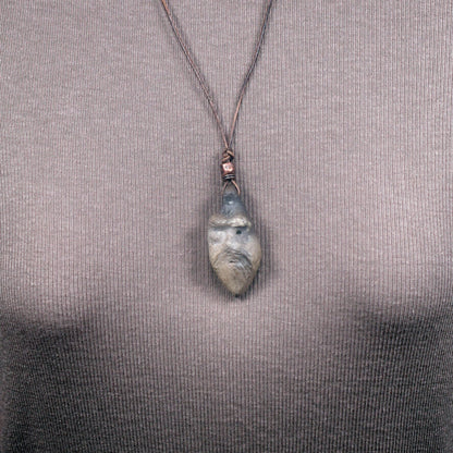 Handgefertigtes Amulett Talisman - Odin - Einzigartiger Rauchbrand-Ton, Spiritueller Nordischer Schmuck