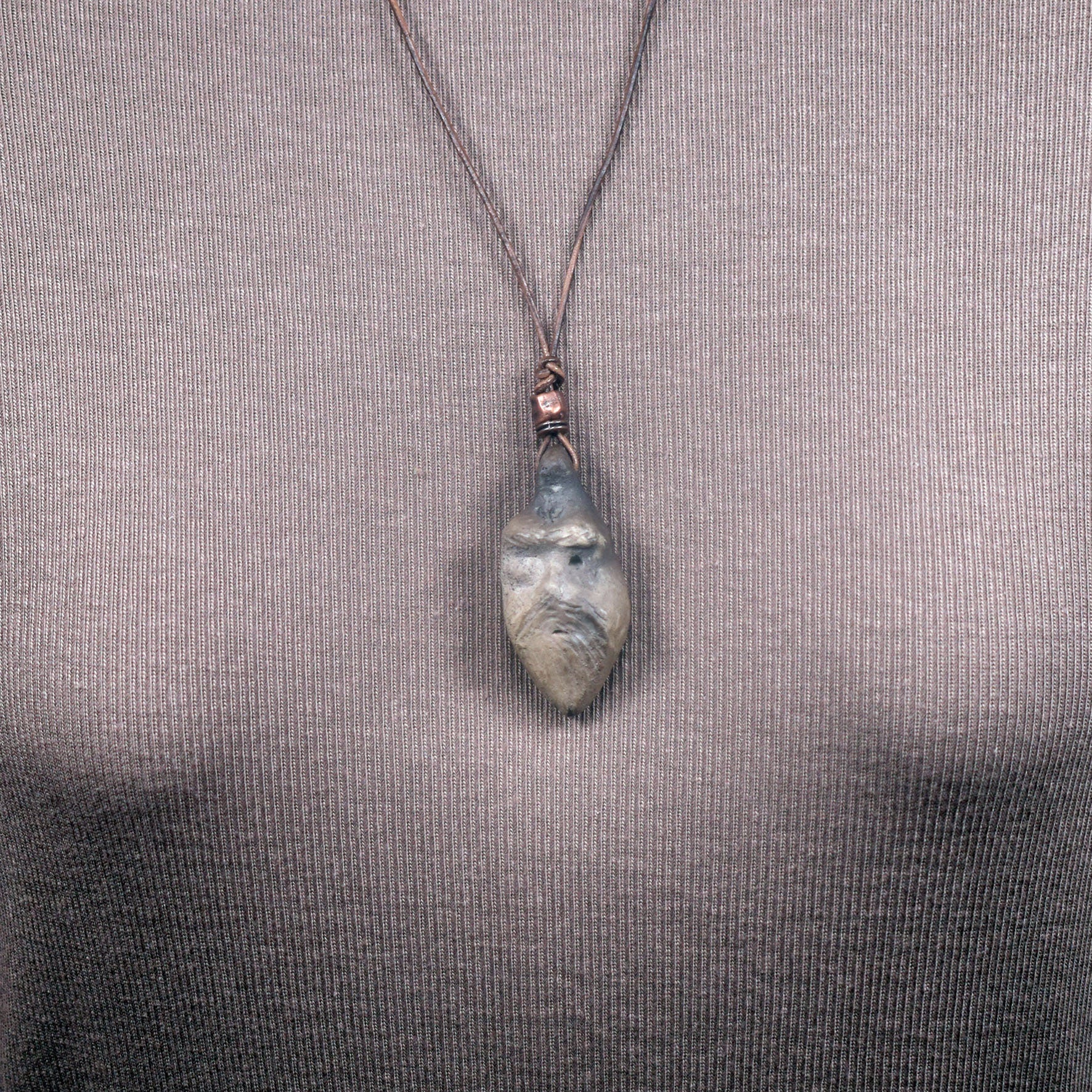 Handgefertigtes Amulett Talisman - Odin - Einzigartiger Rauchbrand-Ton, Spiritueller Nordischer Schmuck