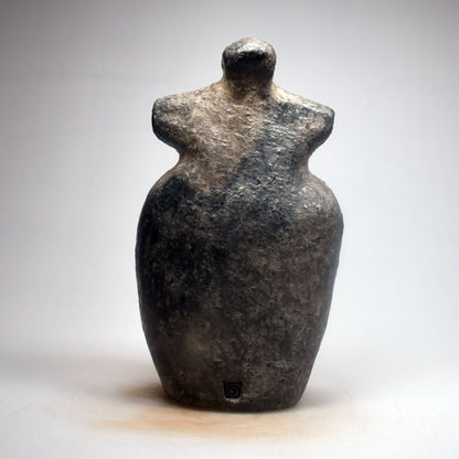 prähistorisch inspirierte Venus Skulptur - Spirituelle Dekoration aus Ton im Rauchbrand vollendet - individuelles Wohnambiente