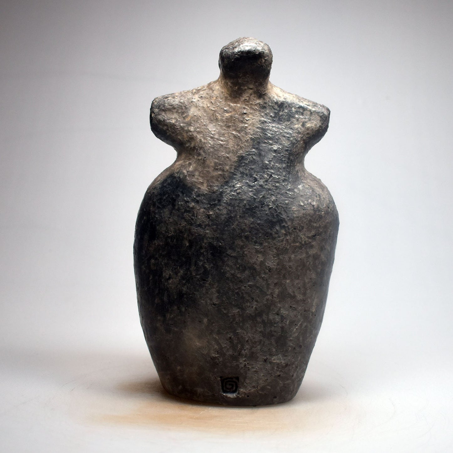 prähistorisch inspirierte Venus Skulptur - Spirituelle Dekoration aus Ton im Rauchbrand vollendet - individuelles Wohnambiente