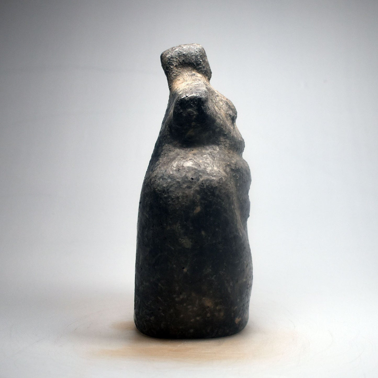 prähistorisch inspirierte Venus Skulptur - Spirituelle Dekoration aus Ton im Rauchbrand vollendet - individuelles Wohnambiente