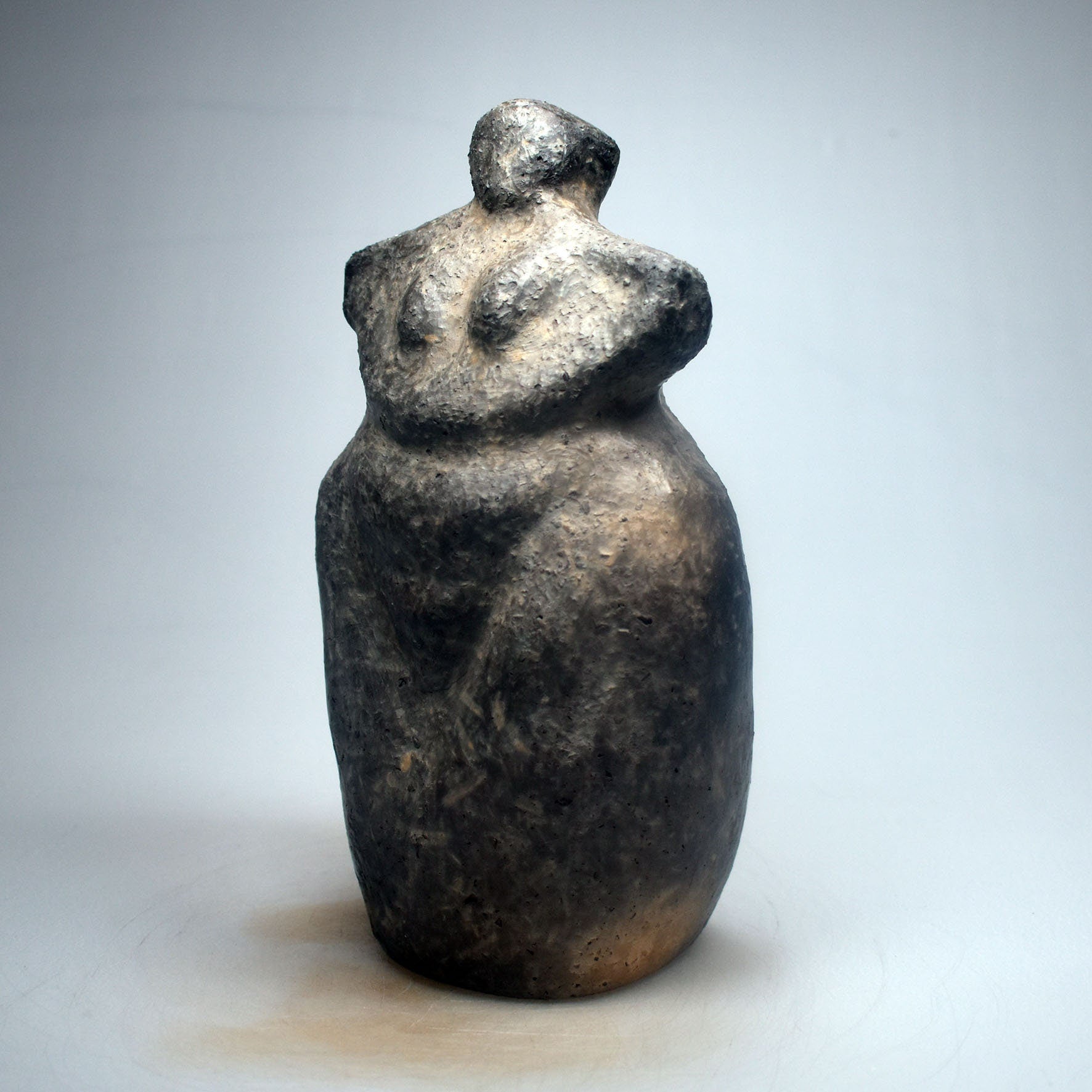 prähistorisch inspirierte Venus Skulptur - Spirituelle Dekoration aus Ton im Rauchbrand vollendet - individuelles Wohnambiente