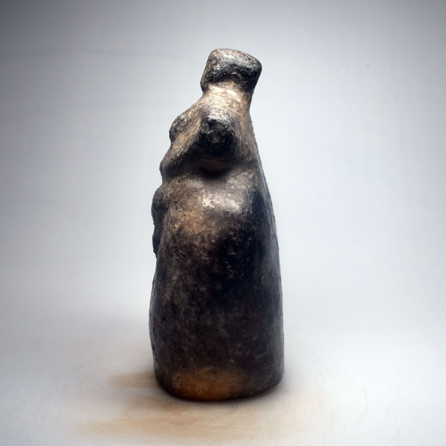 prähistorisch inspirierte Venus Skulptur - Spirituelle Dekoration aus Ton im Rauchbrand vollendet - individuelles Wohnambiente