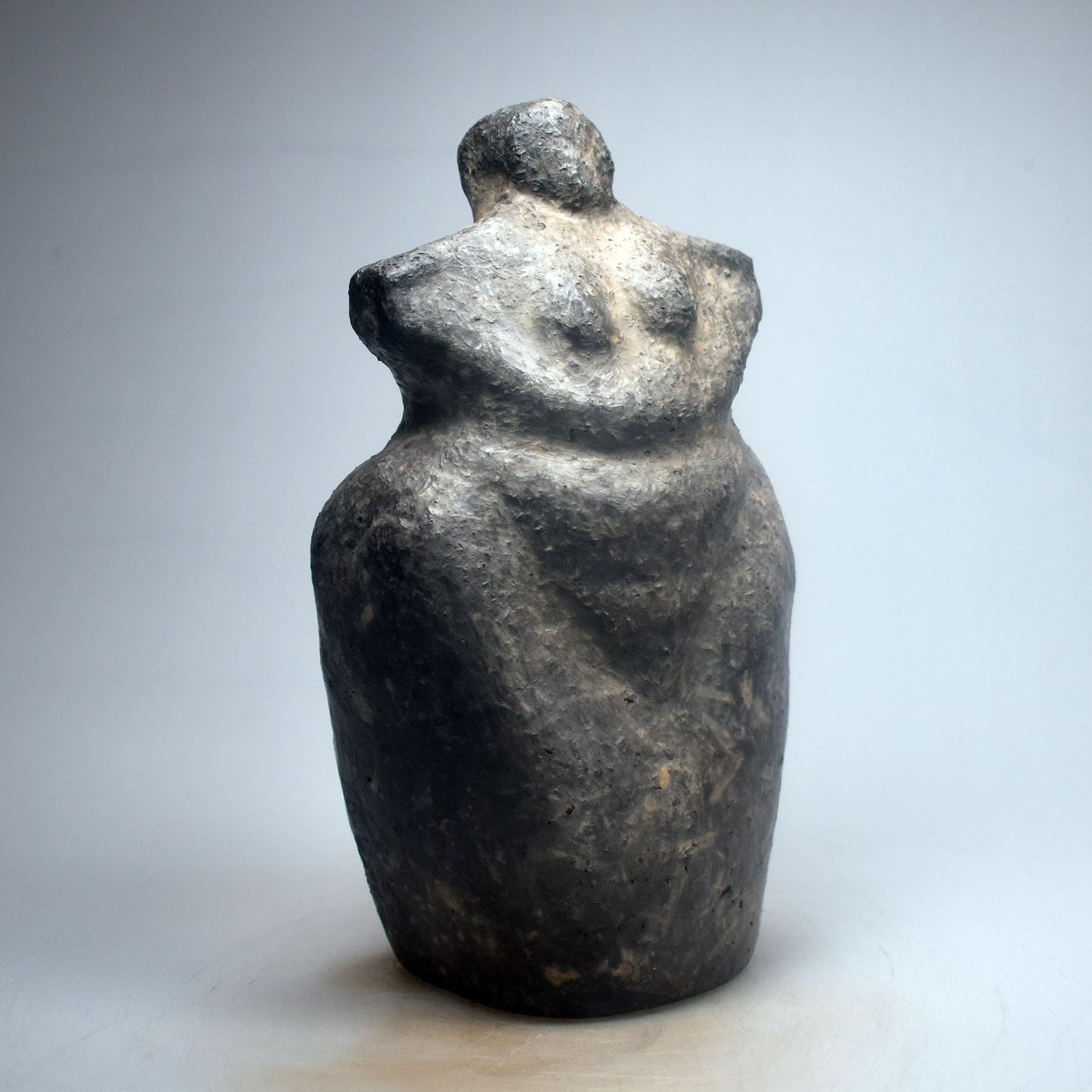 prähistorisch inspirierte Venus Skulptur - Spirituelle Dekoration aus Ton im Rauchbrand vollendet - individuelles Wohnambiente