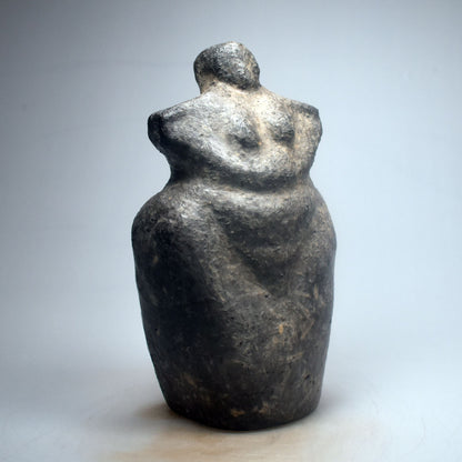 prähistorisch inspirierte Venus Skulptur - Spirituelle Dekoration aus Ton im Rauchbrand vollendet - individuelles Wohnambiente